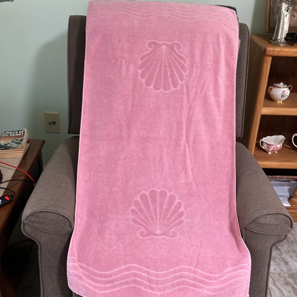 Vintage Pink Seashell Embossed Bath Towel Set of 2  with embossed Waves